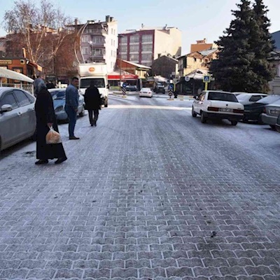 Ilgın’da yollar buz tuttu, vatandaş zor anlar yaşadı