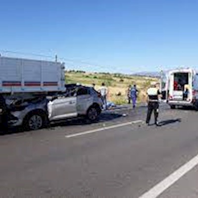 Konya'da otomobilin tıra çarpması sonucu 4 kişi yaralandı Son Güncelle