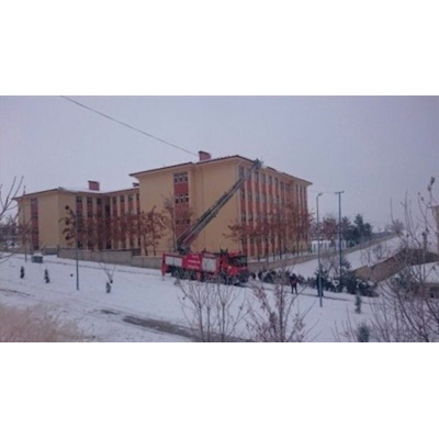 Çatıların kenarındaki  buz sarkıtları ve kar yığınları temizlendi