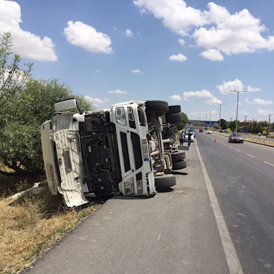 Ilgın’da devrilen TIR’ın sürücüsü ölümden döndü